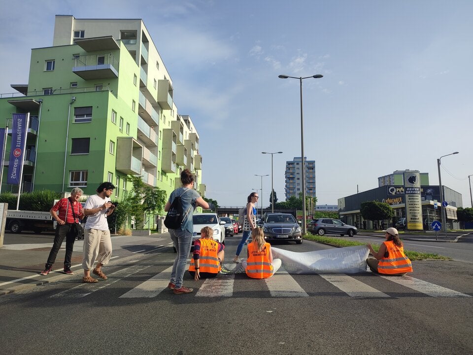 Klima-Kleber blockierten erneut Straßen