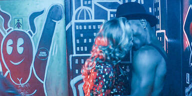 ''Vorstadtweiber'': Wirbel um Nina Prolls Klo-Sex-Szene | Wilder denn je