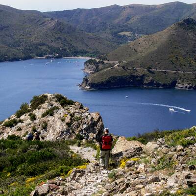 Frauen beim Wandern am katalonischen Küstenweg Cami de Ronda