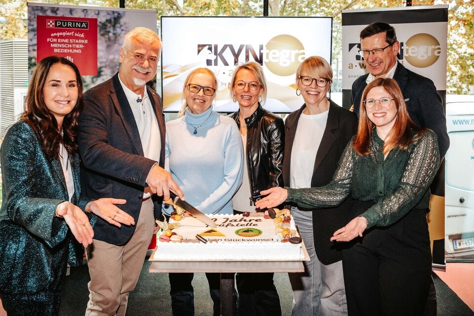 10 Jahre Prüf- und Koordinierungsstelle für Assistenz- und Therapiebegleithunde am Messerli Forschungsinstitut der Vetmeduni Wien wurden auch mit einer besonderen Torte gefeiert. (von links nach rechts): Maggie Entenfellner, Karl Weissenbacher, Barbara Bockstahler, Claudia Kammerer, Nina Niehues, Ludwig Huber, Katharina Krenn.