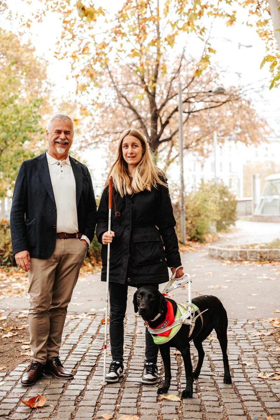 Karl Weissenbacher, Elisa und ihre Blindenführhündin Easy zeigten, was ein „Held auf vier Pfoten“ leisten kann.