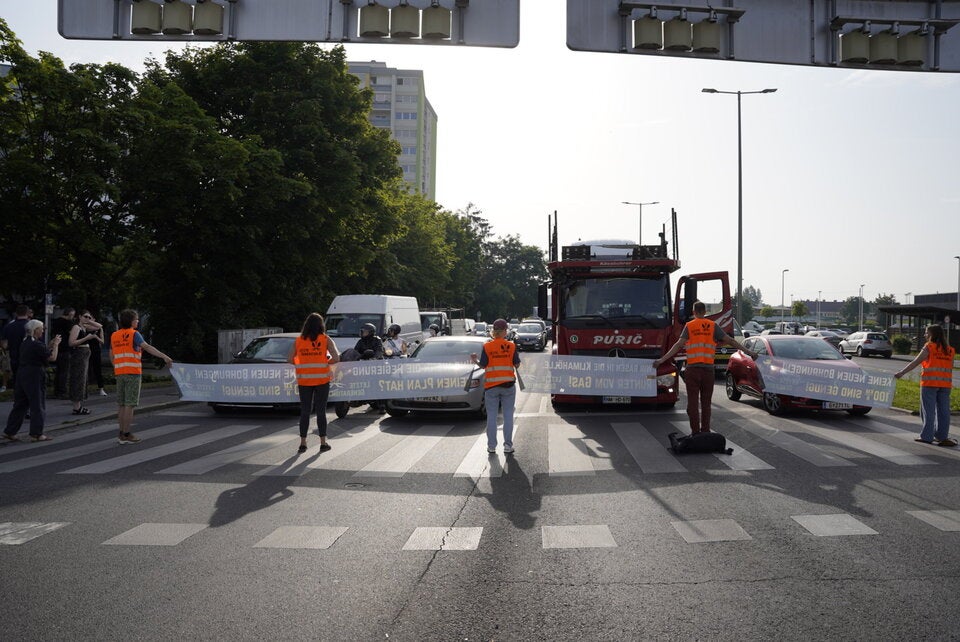 Klima-Kleber blockierten erneut Straßen