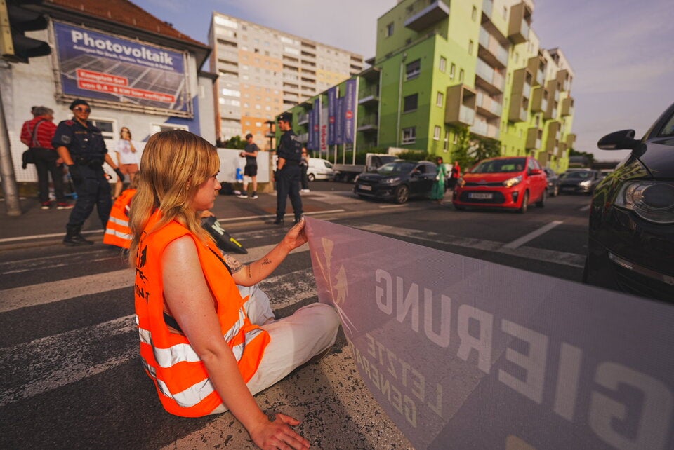 Klima-Kleber blockierten erneut Straßen