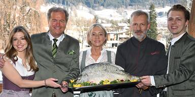 Francesca Beckenbauer, Johannes Mitterer, Heidi Beckenbauer, Küchenchef Jürgen Bartl und Joel Beckenbauer 