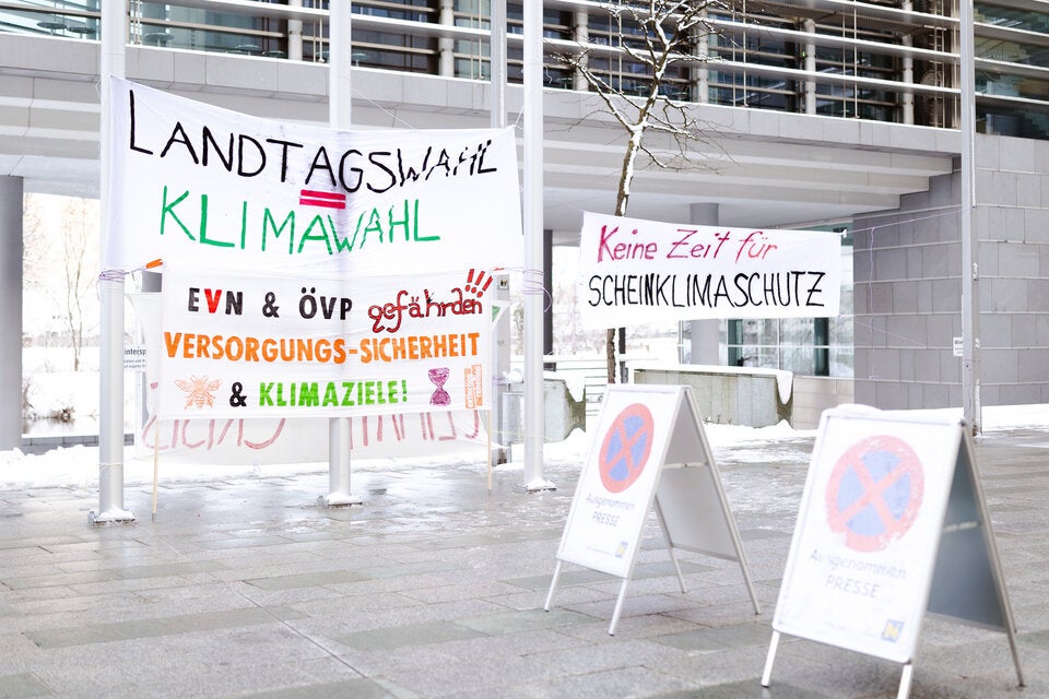 Klima-Aktivisten errichten Protestcamp vor dem Landhaus