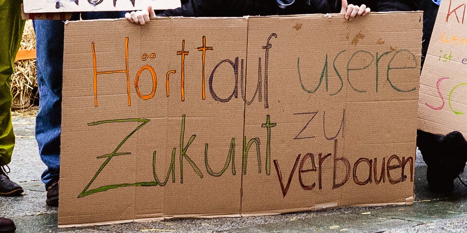 ÖVP ätzt über Rechtschreibfehler auf Klimaaktivisten-Plakat