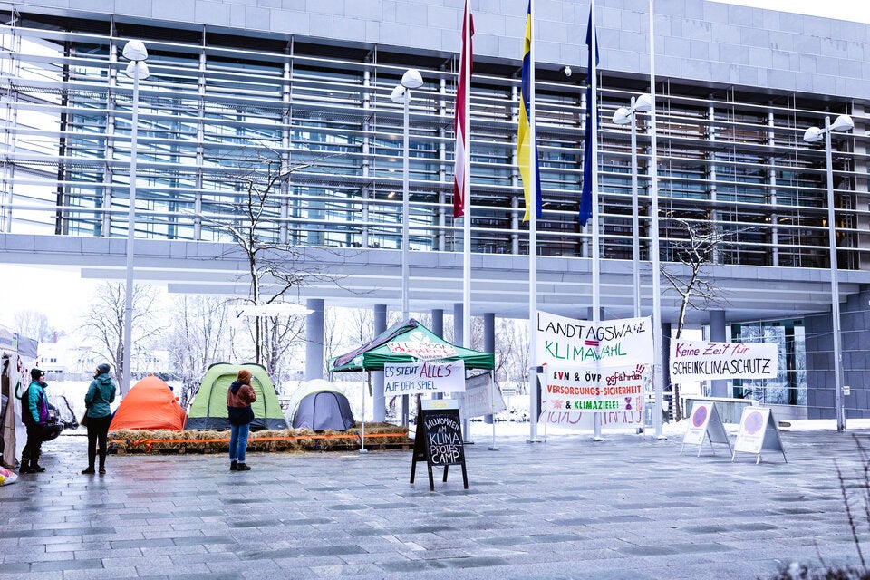 Klima-Aktivisten errichten Protestcamp vor dem Landhaus