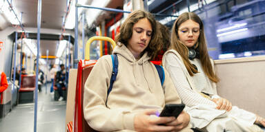 Stadtr&auml;tin Sima greift durch: Schluss mit Handy-Gepl&auml;rre in der U-Bahn!