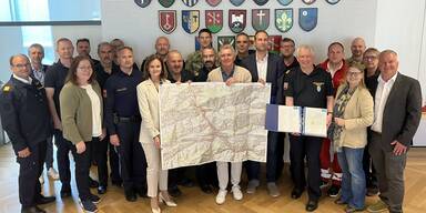 Amstetten: &Uuml;bergabe der Waldbrandkarte