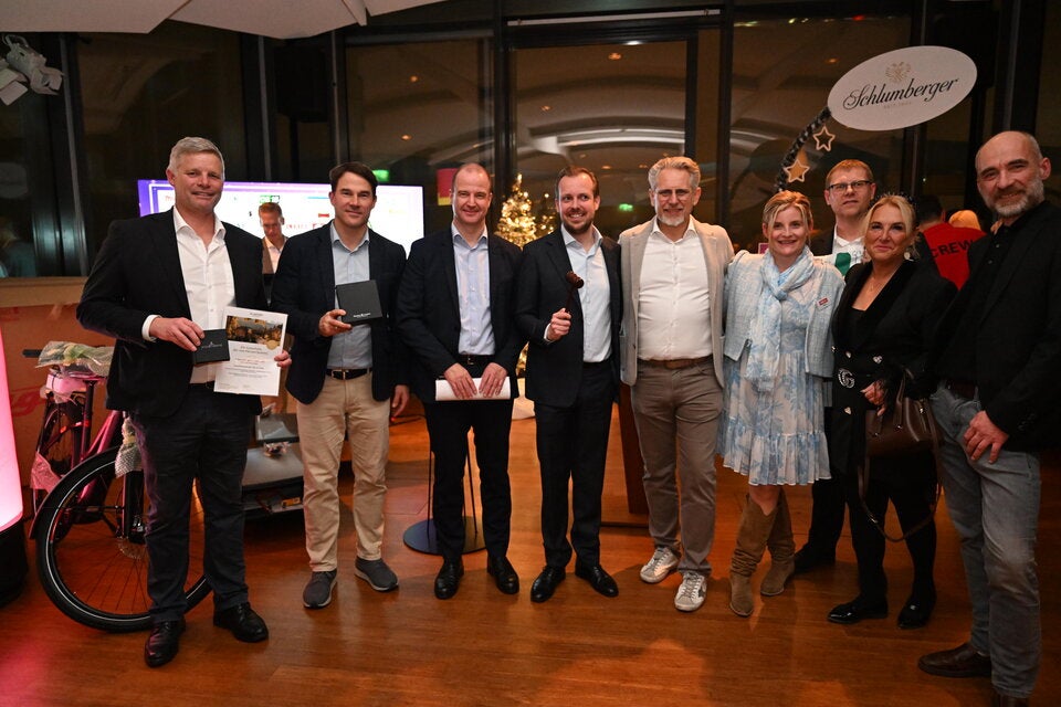 Die große oe24xmas-Charity Auktion: oe24 CEO Niki Fellner (Bild Mitte) mit Walter Hell-Höflinger Gründer und GF von Gold & Co (4.v.r.), Claudia Stadler, cSt Causa Steuerberatungs GmbH (2.v.r) und Ulrich Flatnitzer, Fahrschule beim AKH (r.) und 