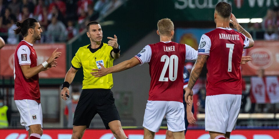 Team-Goalie Bachmann schießt gegen Referee