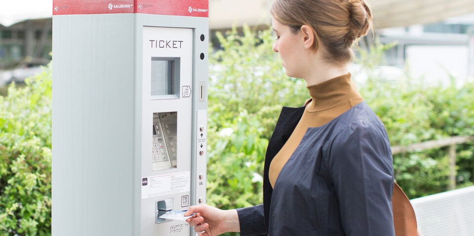 Weitere Fahrkarten-Automaten werden installiert.