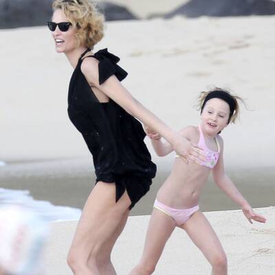 Karen Mulder (44) zeigt ihren sexy Strand-Body