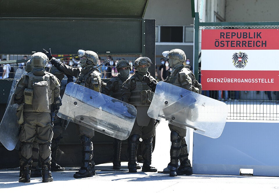 Grenzübung von Polizei und Bundesheer: Drohnen, Panzer und Helikopter