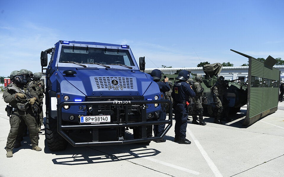 Grenzübung von Polizei und Bundesheer: Drohnen, Panzer und Helikopter