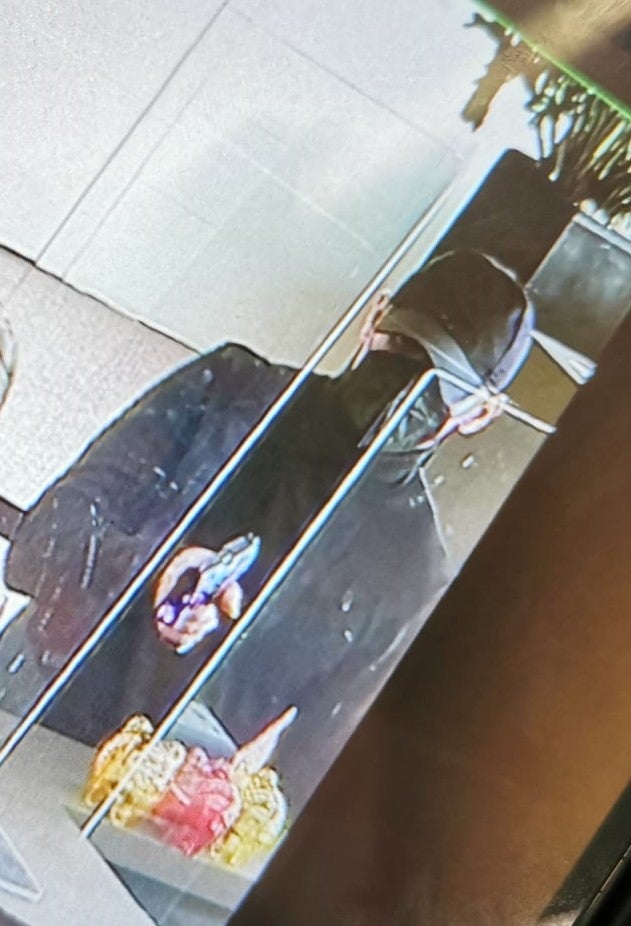 Bewaffneter Banküberfall in Salzburg: Polizei sucht diesen Mann