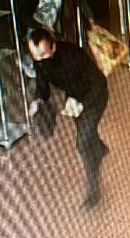 Bewaffneter Banküberfall in Salzburg: Polizei sucht diesen Mann