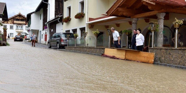 Unwetter legen Bahnstrecken lahm
