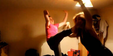 Fauxpas: Mann tritt Freundin ins Gesicht