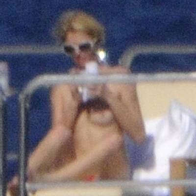 Paris Hilton - oben ohne in Italien