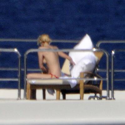 Paris Hilton - oben ohne in Italien