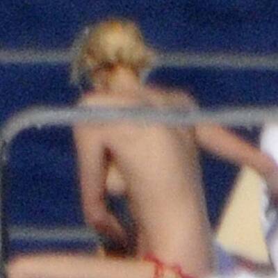 Paris Hilton - oben ohne in Italien