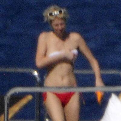 Paris Hilton - oben ohne in Italien