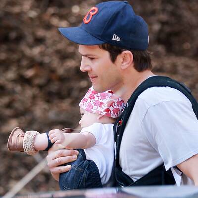 Ashton Kutcher spaziert mit Baby Wyatt