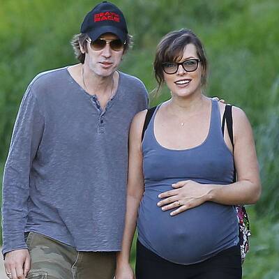 Milla Jovovich hält sich trotz Babybauch fit