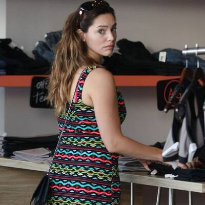 Kelly Brook vertreibt sich die Zeit beim Shoppen