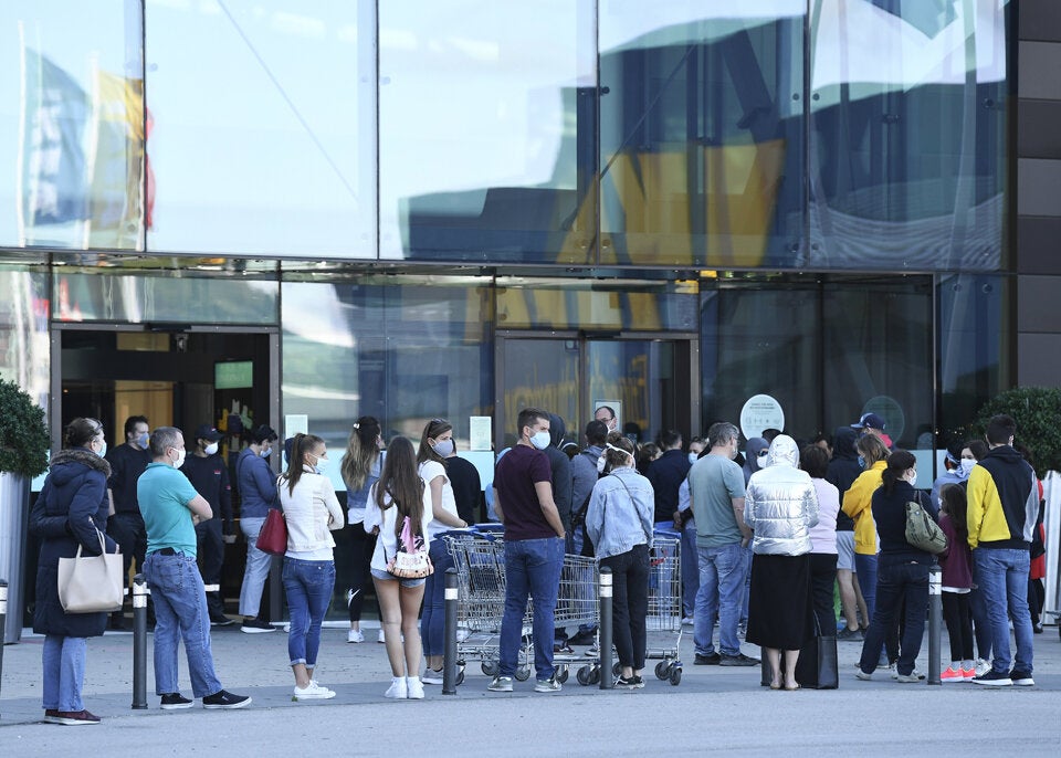 Großer Shopping-Neustart: Ansturm & lange Schlangen