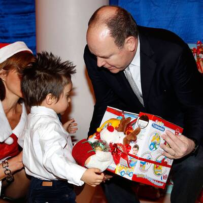 Fürst Albert spielt Santa Claus