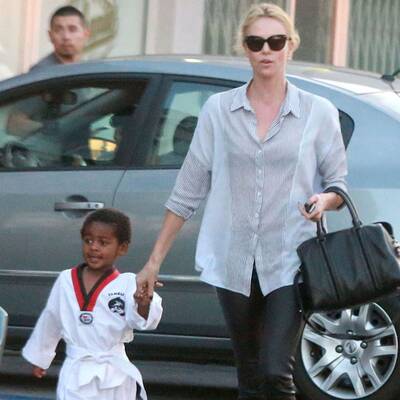 Charlize Theron holt Jackson vom Karate ab