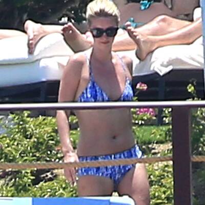 Nicky Hilton entspannt am Pool