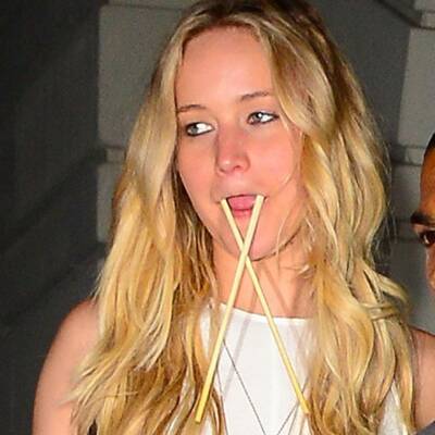 Jennifer Lawrence blödelt mit Essstäbchen