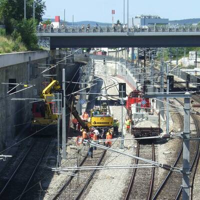 Mann bei Gleisarbeiten schwer verletzt