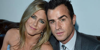 Jennifer Aniston verliebt mit Lover Theroux