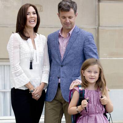 Prinzessin Isabella trägt stolz ihre Schultasche