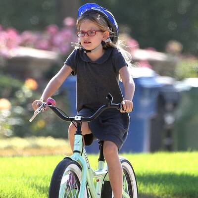 Violet Affleck auf zwei Rädern