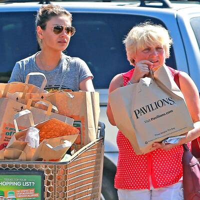 Mila Kunis genießt Zeit mit ihrer Mutter