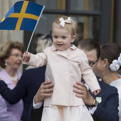 Prinzessin Estelle jubelt ihrem Opa zu