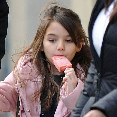 Suri Cruise bekommt ein Eis