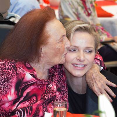 Charlène & Albert besuchen ein Altersheim