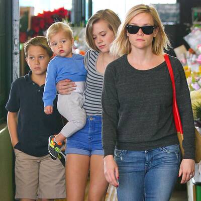 Reese Witherspoon unterwegs mit ihren Kids