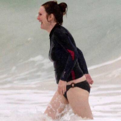 Julianne Moore leichenblass im Bikini