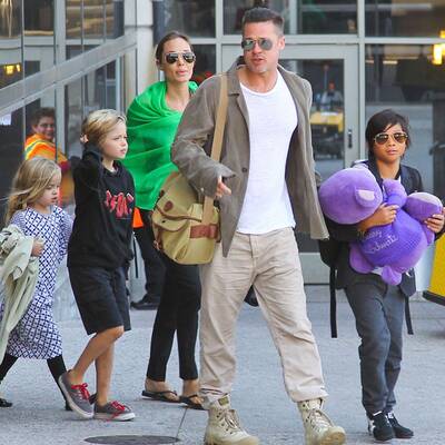 Angelina Jolie & Brad Pitt mit ihren Kindern am Flughafen