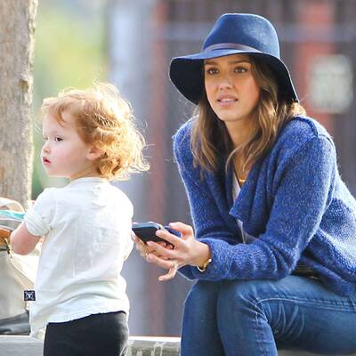 Jessica Alba vernarrt in ihre Töchter