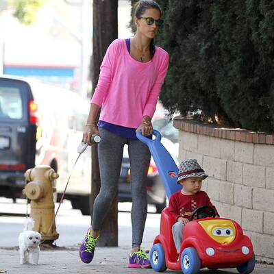 Alessandra Ambrosio spaziert mit Hund und Sohn