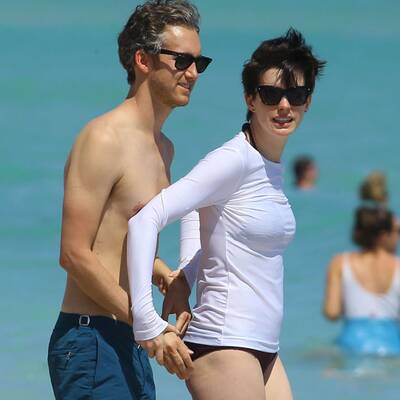 Anne Hathaway traut sich wieder an den Strand