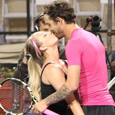 Kaley Cuoco bekommt ein Bussi von Ehemann Ryan Sweeting